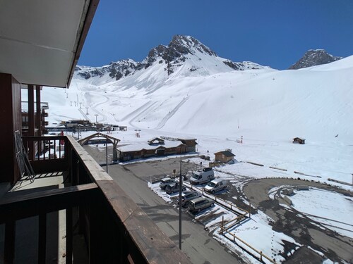 Spacious ski-in/ski-out apartment with balcony for 6 guests