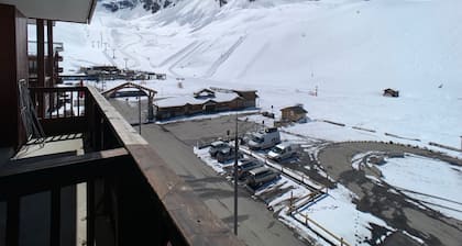 Spacious ski-in/ski-out apartment with balcony for 6 guests