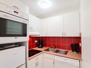 Kylskåp, ugn, spishäll och diskmaskin