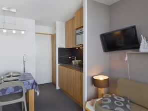 TV - Renovated apartment at the foot of the slopes with balcony and ski locker (Belle Plagne)