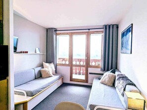 TV - Renovated apartment at the foot of the slopes with balcony and ski locker (Belle Plagne)