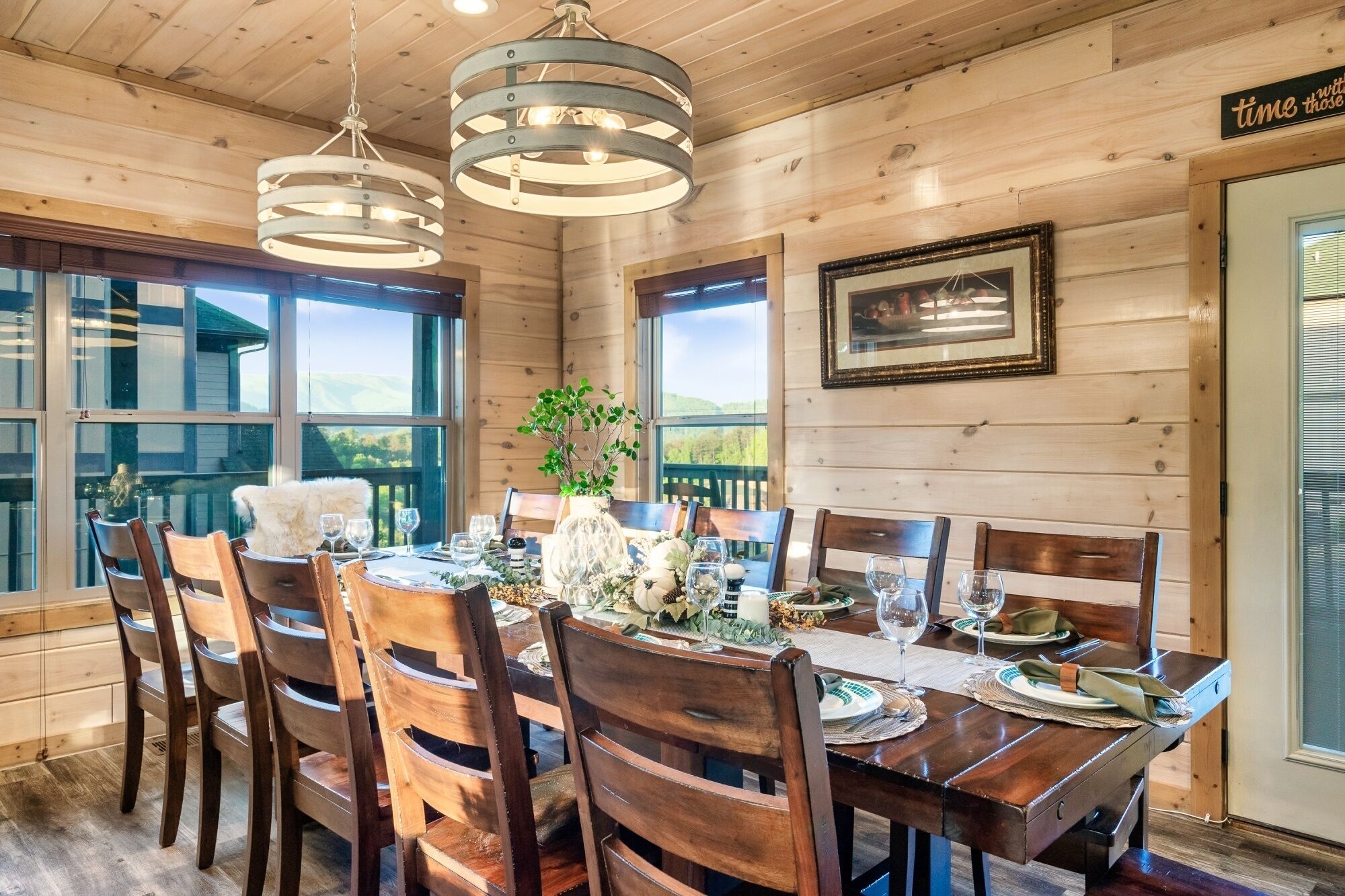 Family Cabin | Dining room