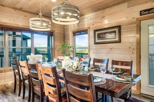 Family Cabin | Dining room