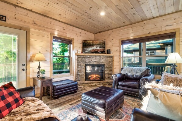 家庭小屋 | 客廳 | 65 吋智能電視連有線電視頻道、電視、壁爐