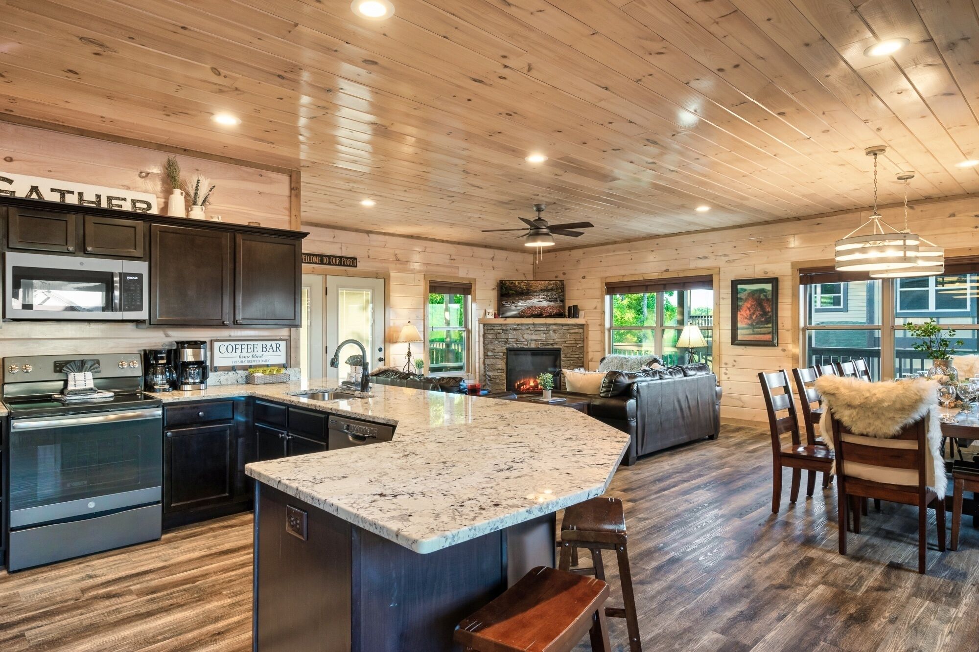 Family Cabin | Private kitchen | Full-size fridge, microwave, oven, stovetop