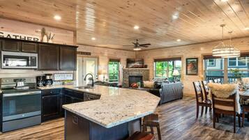Family Cabin | Private kitchen | Full-size fridge, microwave, oven, stovetop