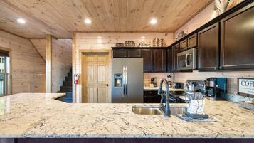 Familie huisje | Privékeuken | Een koelkast met diepvriezer, een microgolfoven, een oven, een kookplaat