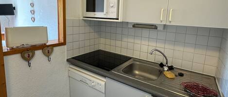 Kjøleskap, oppvaskmaskin, kaffetrakter/tekoker og brødrister