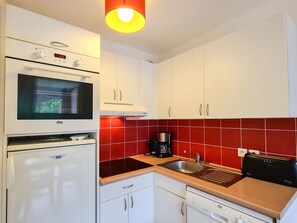 Refrigerador, horno, lavavajillas y cafetera y tetera