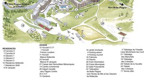 Een gedetailleerde kaart van Plagne Bellecote met genummerde voorzieningen en faciliteiten, waaronder woningen, parkeerplaatsen en diverse diensten.