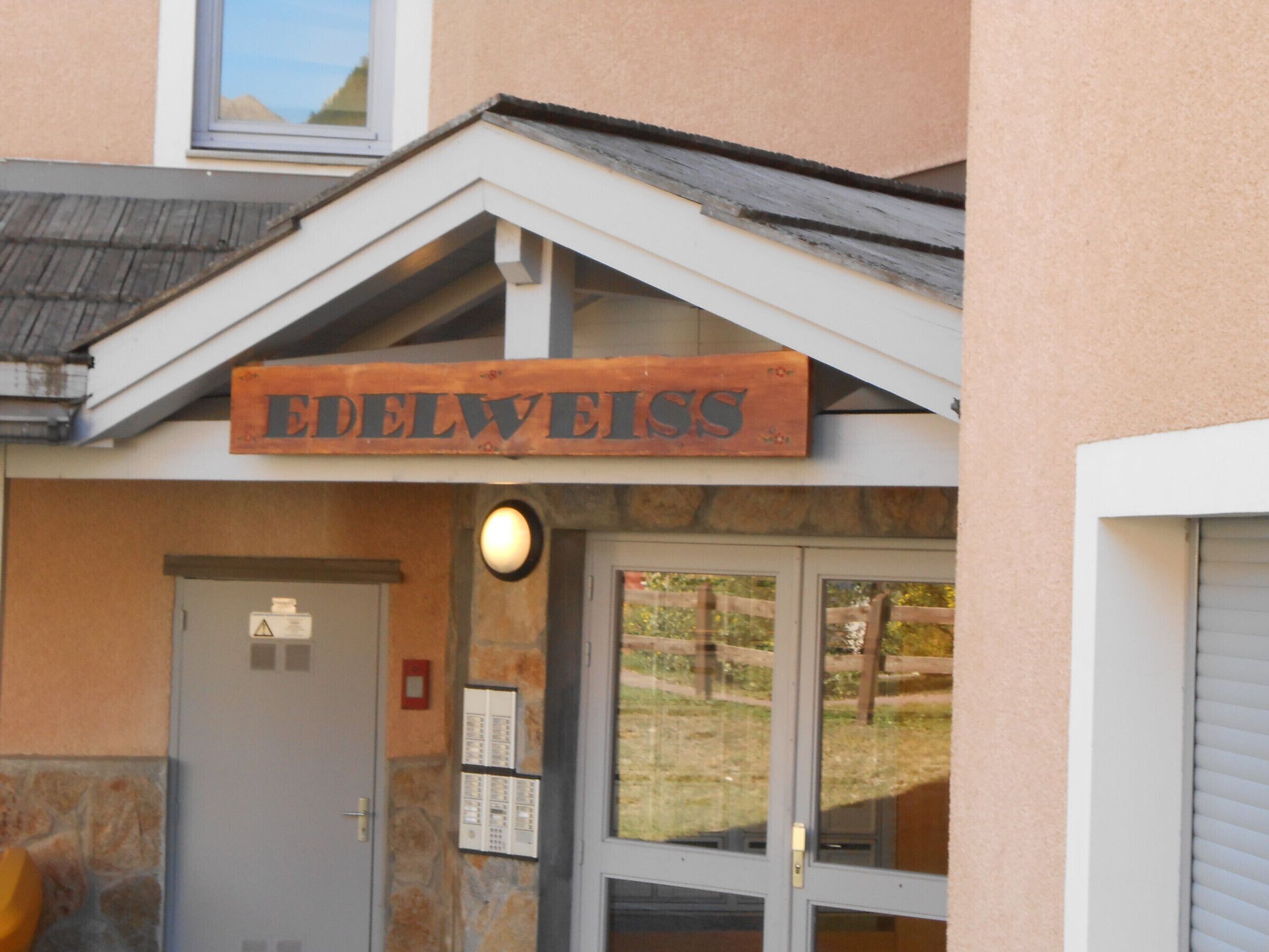 A building entrance with a sign reading "Edelweiss."