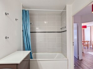 Bathroom - Comfortable 2-Room Apartment · South Balcony · Pets Allowed · Covered Parking (Flaine)