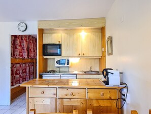 Fridge, microwave, dishwasher, coffee/tea maker - Renovated studio with balcony near slopes, ski locker (Flaine)
