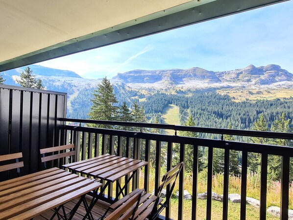 Outdoor dining - Renovated studio with balcony near slopes, ski locker (Flaine)
