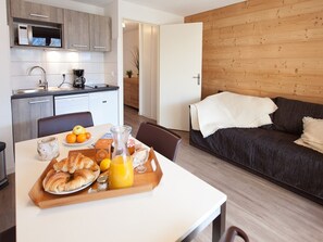 Interior - Renovated studio near slopes - Pet friendly, Wifi (Briançon)