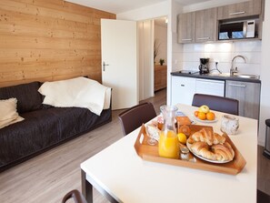 Interior - Renovated studio near slopes - Pet friendly, Wifi (Briançon)