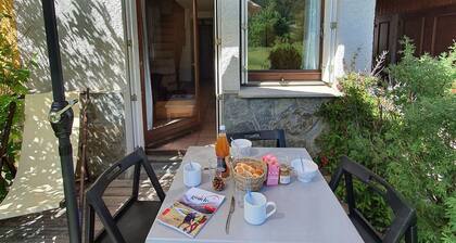 Gemütliches Chalet mit Terrasse · WLAN · Blick ins Tal · Nähe Skilift & Geschäfte