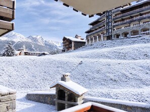 A snow-covered mountain slope with a stone building and a wooden structure in the foreground. - Renovated studio 3 pers, near slopes, wellness (La Plagne Montchavin Les Coches)