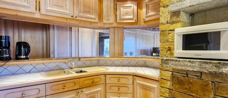 Fridge, microwave, dishwasher, coffee/tea maker