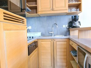 Fridge, oven, dishwasher, coffee/tea maker