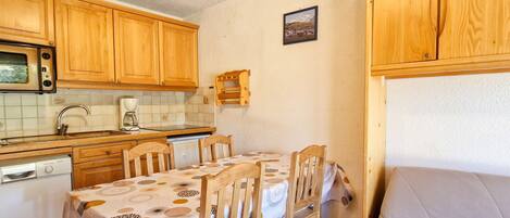 冰箱、微波炉、烤箱、炉灶