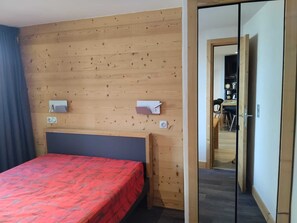 Room - Cozy apartment in La Plagne, slopes access, pets allowed (La Plagne Montchavin Les Coches)