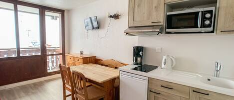 ثلاجة، ميكروويف، ماكينة لصنع القهوة/الشاي، محمصة خبز