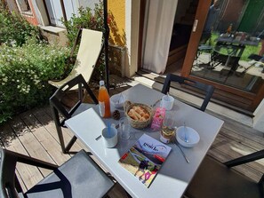 Outdoor dining - Cozy alpine chalet, shuttle to slopes, terrace, pets allowed (La Salle-les-Alpes)