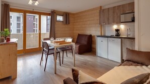A compact apartment with a dining area, a kitchenette, and a living space. - Comfortable studio by slopes with Wifi, pets allowed (Briançon)