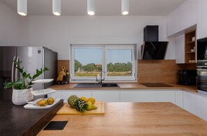 Kühlschrank, Mikrowelle, Ofen, Geschirrspüler