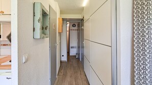 A narrow hallway with wooden flooring, white walls, and a door marked with the number 14. - Renovated studio in Flaine center with balcony for 5 people (Flaine)