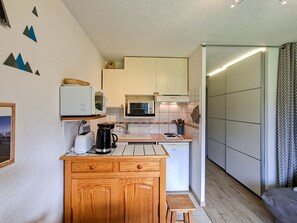 Kühlschrank, Mikrowelle, Ofen, Geschirrspüler