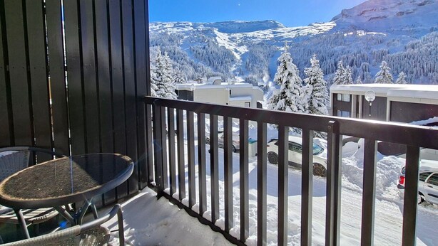 A balcony with a view of snow-covered mountains and a clear sky. - Comfortable studio in Flaine, balcony, near slopes (Flaine)