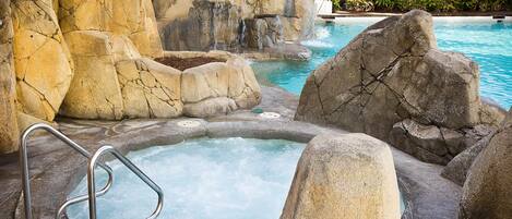 Una piscina al aire libre, una piscina climatizada