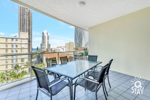 Outdoor dining - Wings - 3 Bedroom 2 Bathroom Family Apartment (Surfers Paradise)