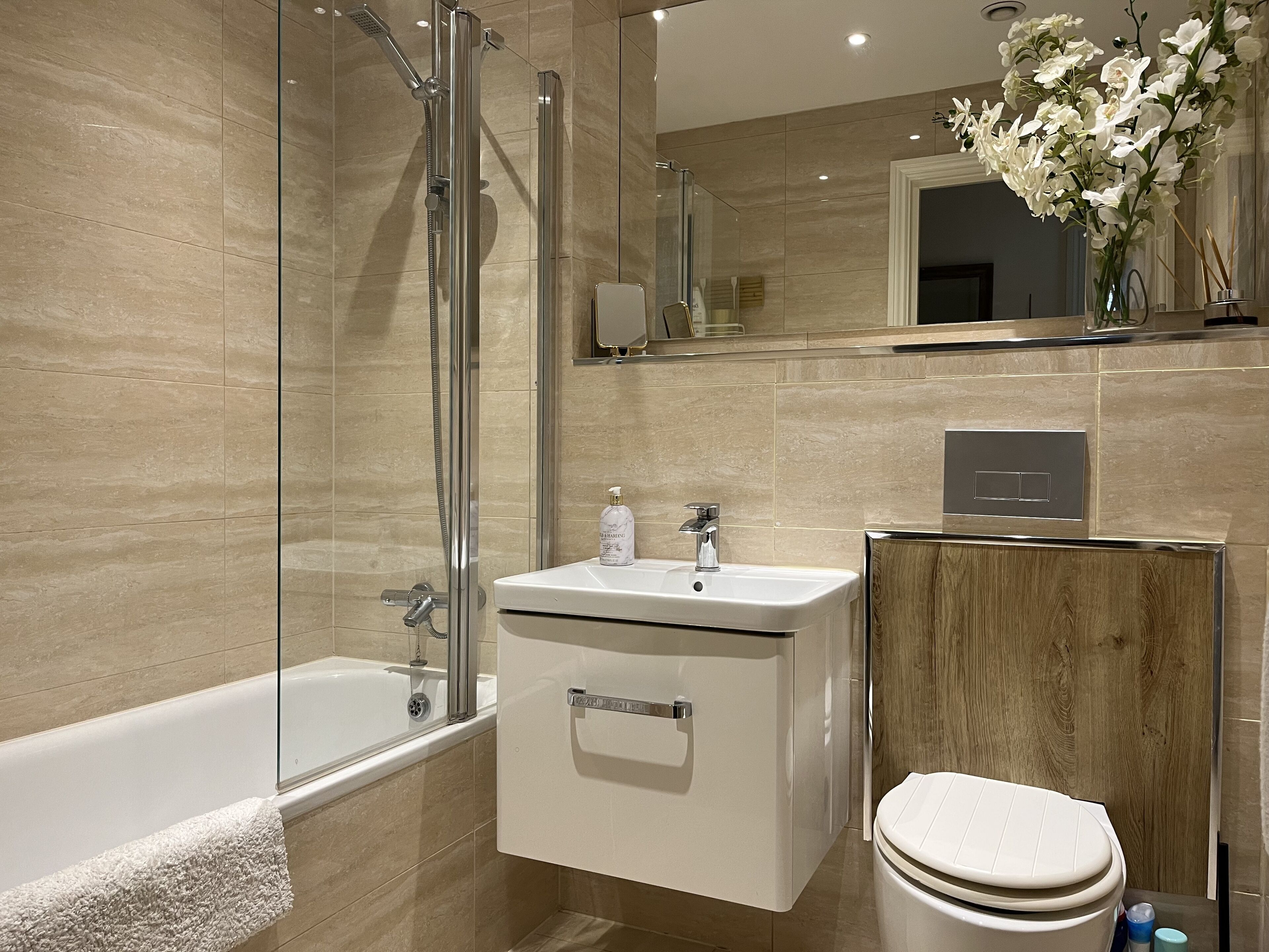 Apartment | Bathroom | Combined shower/bathtub, deep-soaking bathtub, towels