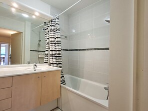 Towels - Spacious apartment with balcony, pets allowed, central location and parking option (Flaine)