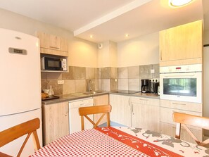 Fridge, microwave, oven, dishwasher - Spacious and Bright Apartment · Sleeps 8 · Balcony · Flaine Center (Flaine)