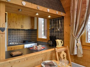 Réfrigérateur, micro-ondes, lave-vaisselle, cafetière/bouilloire