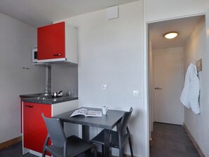 Fridge, microwave, oven, coffee/tea maker