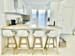 Kühlschrank, Mikrowelle, Ofen, Geschirrspüler