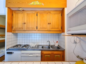 Refrigerador, microondas, lavavajillas y cafetera y tetera 