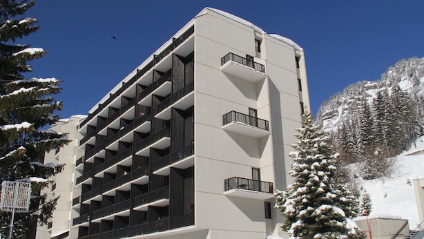 A multi-story building with a modern architectural design, featuring a series of balconies and a stone facade. - Renovated studio 4 people, near slopes, balcony, ski locker (Flaine)