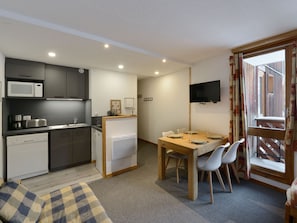 Fridge, microwave, dishwasher, coffee/tea maker