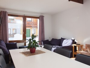 Interior - Spacious alpine duplex chalet · Shuttle to slopes · Pets allowed (La Salle-les-Alpes)