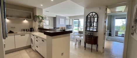 Frigorífico, microondas, horno y lavavajillas