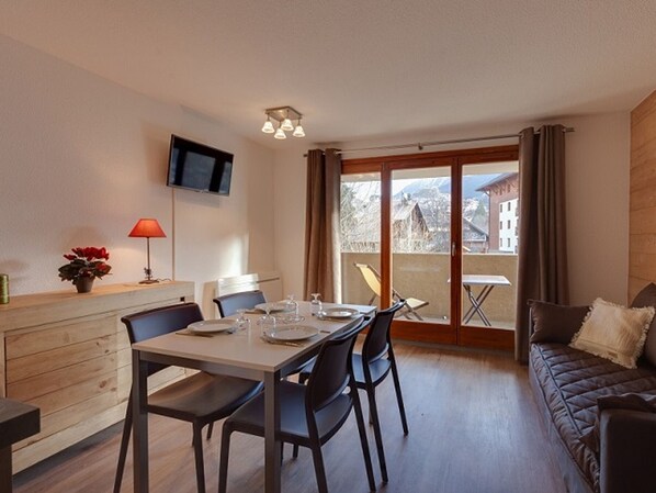 Dining - Chalet-style studio near slopes, free WiFi, pets allowed (Briançon)