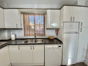 Frigorífico, microondas, horno y lavavajillas