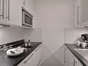 Frigorífico, horno, lavavajillas y cafetera o tetera