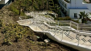 Et moderne boligområde med høje bygninger, en anlagt have og fri udsigt til havet.